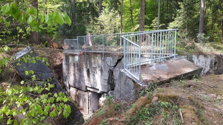 Absturzsicherung an einem Bunker mit unterschiedlichen Winkel-Schrägen